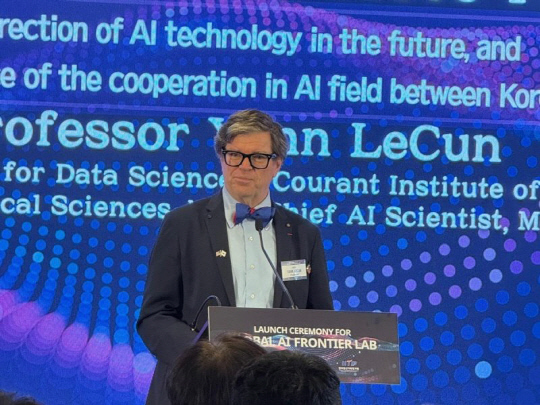 인공지능(AI) 분야의 세계적인 석학으로 꼽히는 얀 르쿤 뉴욕대 교수가 24일(현지시간) 미국 뉴욕 브루클린의 메트로테크센터에 자리 잡은 '글로벌 AI 프론티어랩' 개소식에서 기조연설을 하고 있다. 연합뉴스